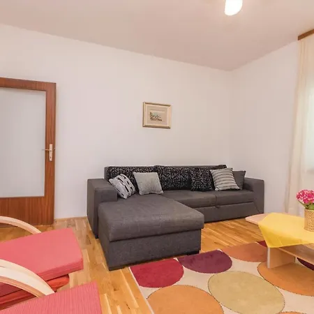 Four-bedroom In Διαμέρισμα Turanj