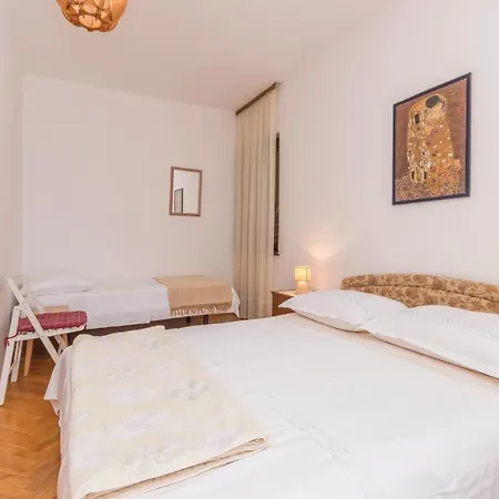 Four-bedroom In Διαμέρισμα Turanj