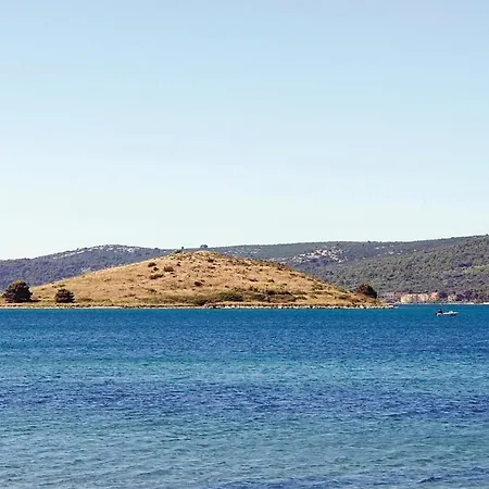 Four-bedroom In Διαμέρισμα Turanj